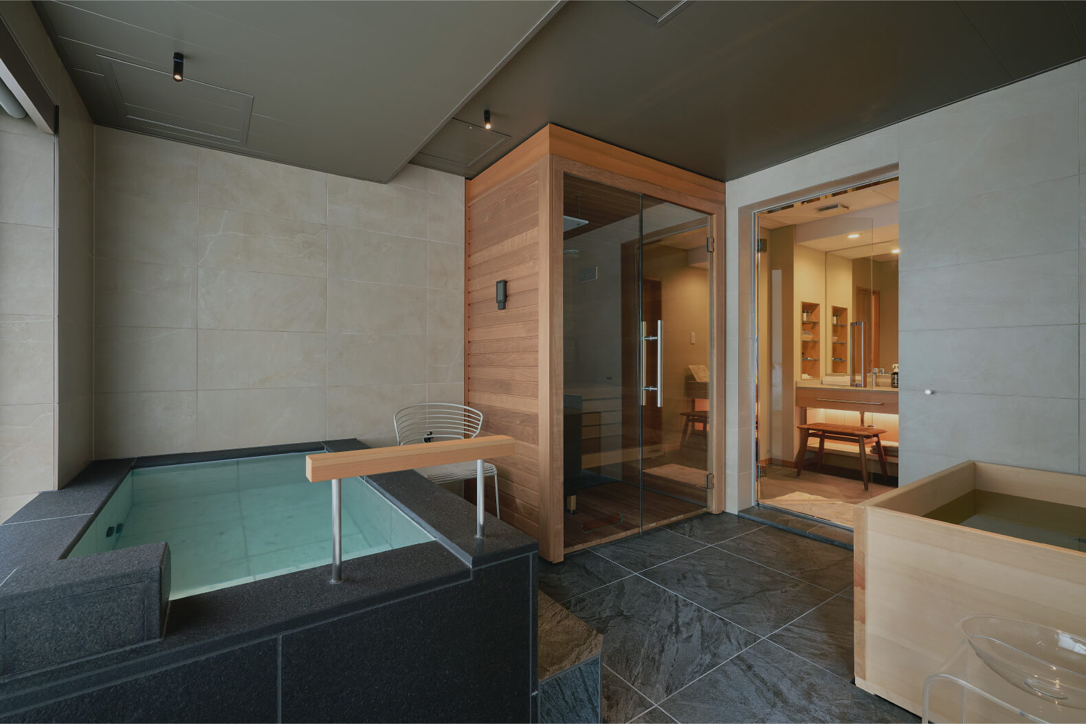 銀泉と、フィンランド製サウナ、水風呂