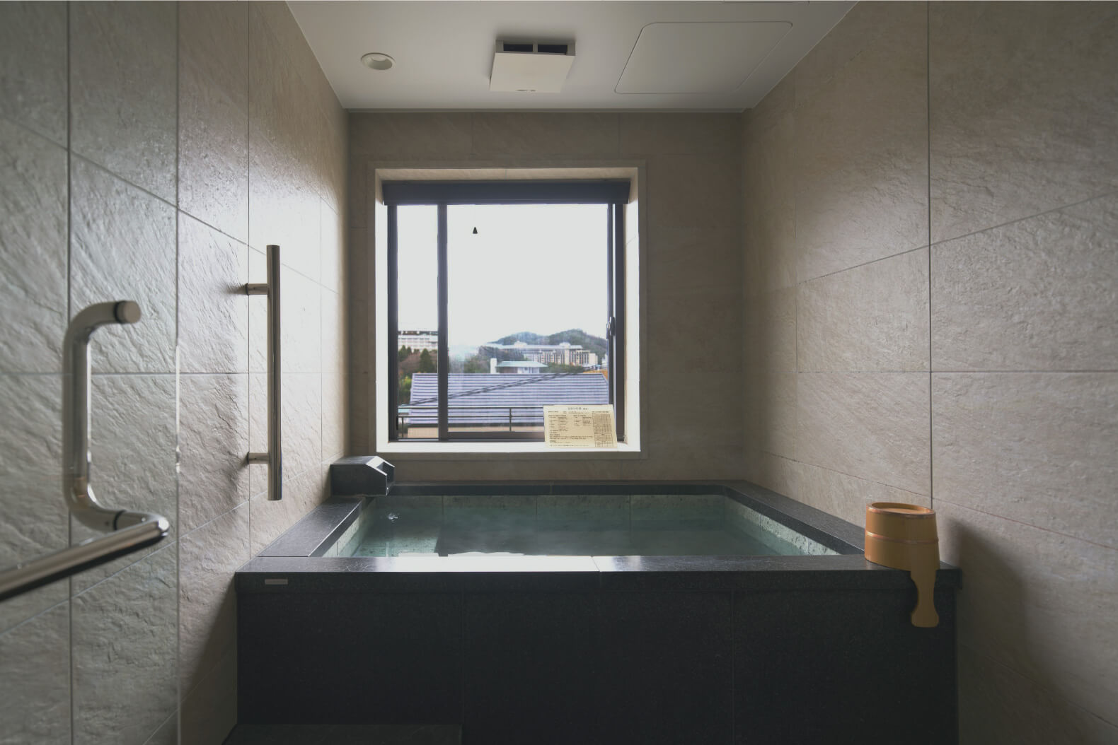 十和田石の浴槽に満ちる銀泉