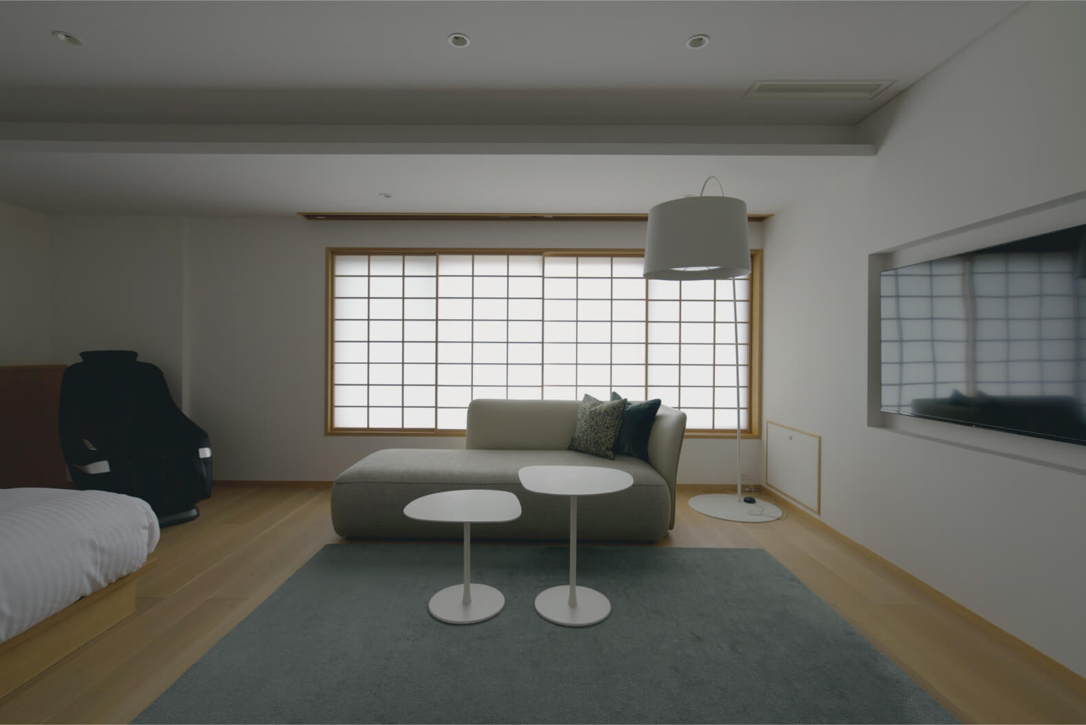 ナラ材の床と吉村障子が美しい客室